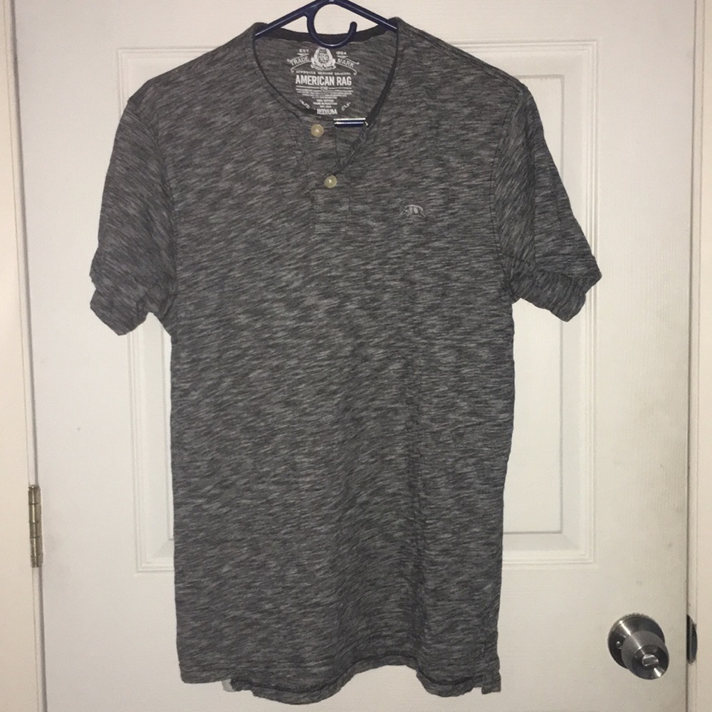 Gray shirt sleeve shirt